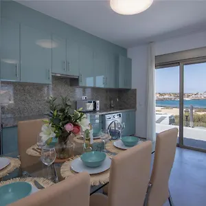 5 Beachfront By Holidays Apartamento
